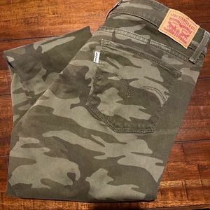 Levi's Green Camouflage Cropped Pants